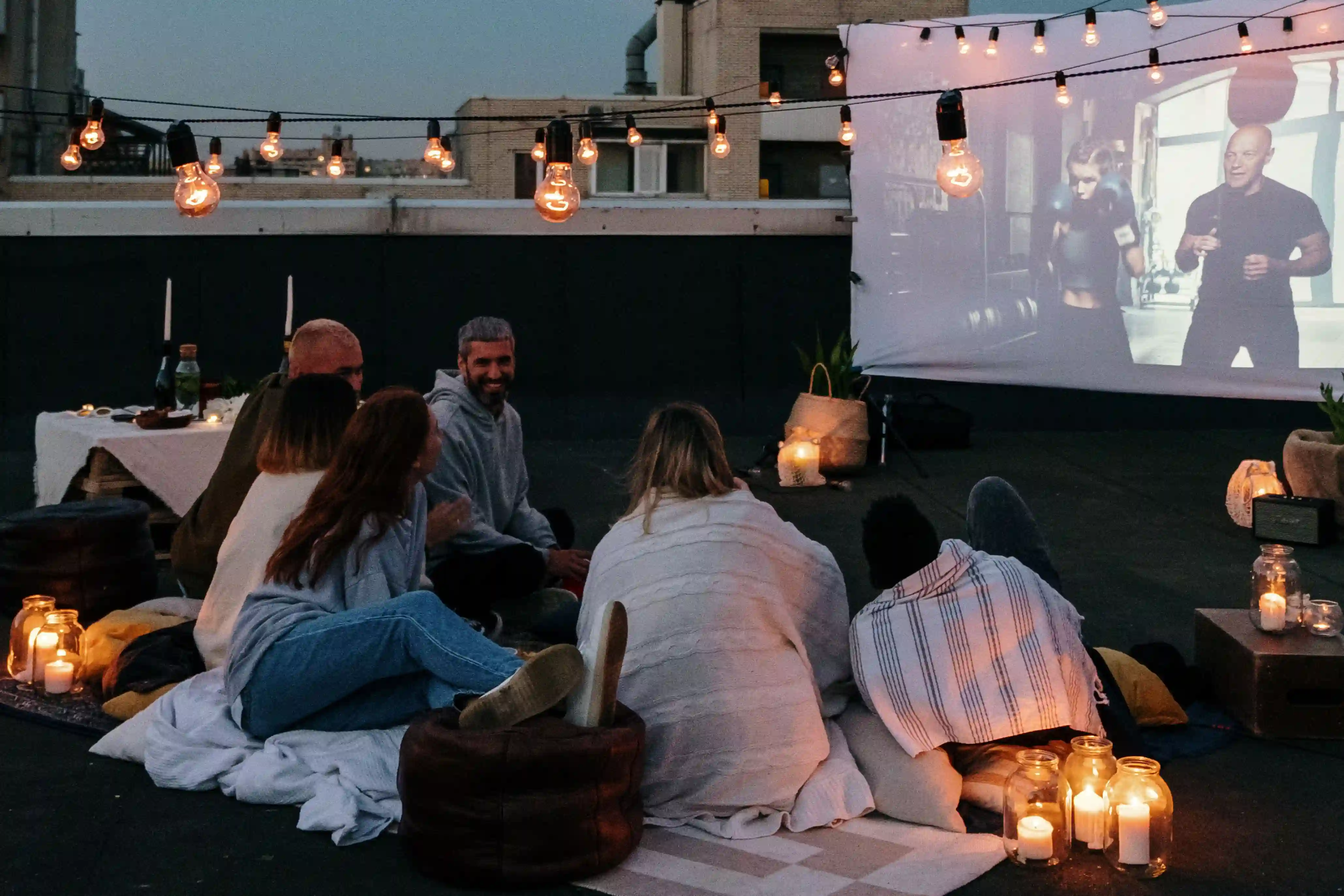 Balkon Kino Setup mit Leinwand und Lichterketten
